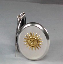 Medaillon oval mit Sonnengesicht silber-bicolor