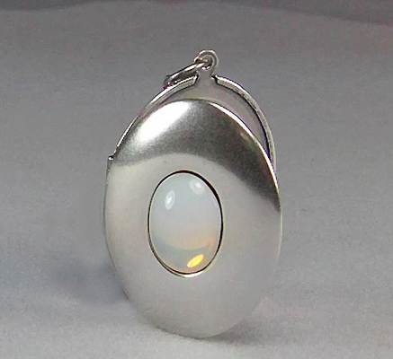 Medaillon oval mit Glasmuggel silber